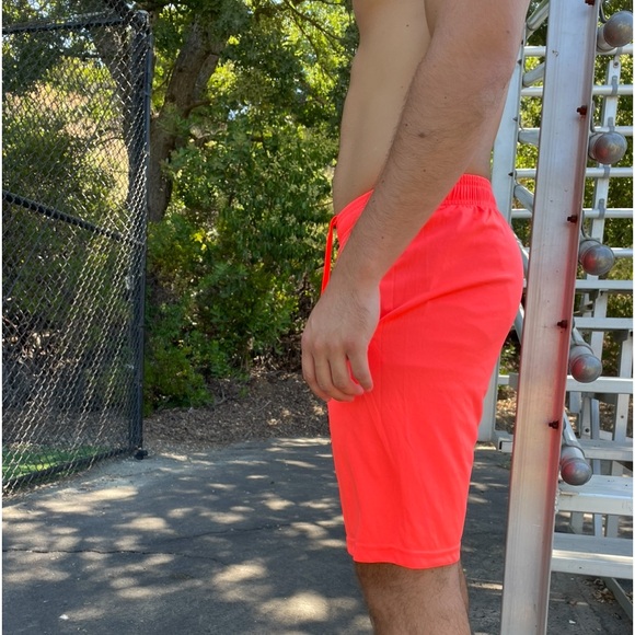 UNDER ARMOUR MEN NEON ORANGE SHORTS WORKOUT SPORT TRAINING RUNNING TECH GRAPHICS - Picture 9 of 17